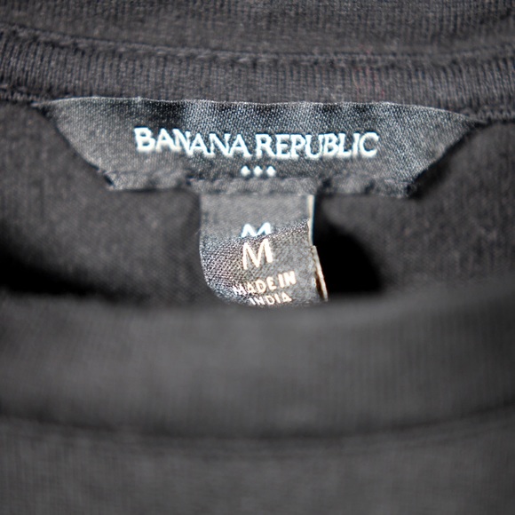Banana Republic black tee with pleated fabric - Picture 3 of 3